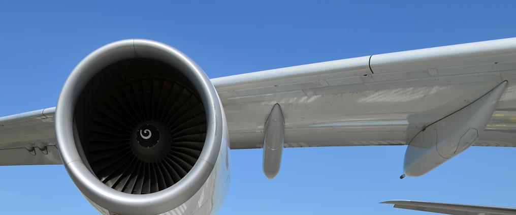 Lähikuva lentokoneen moottorista