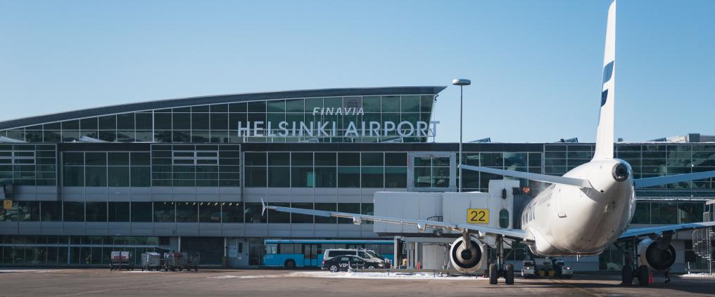 Lentokone asematasolla Helsinki-Vantaan lentoasemalla. 