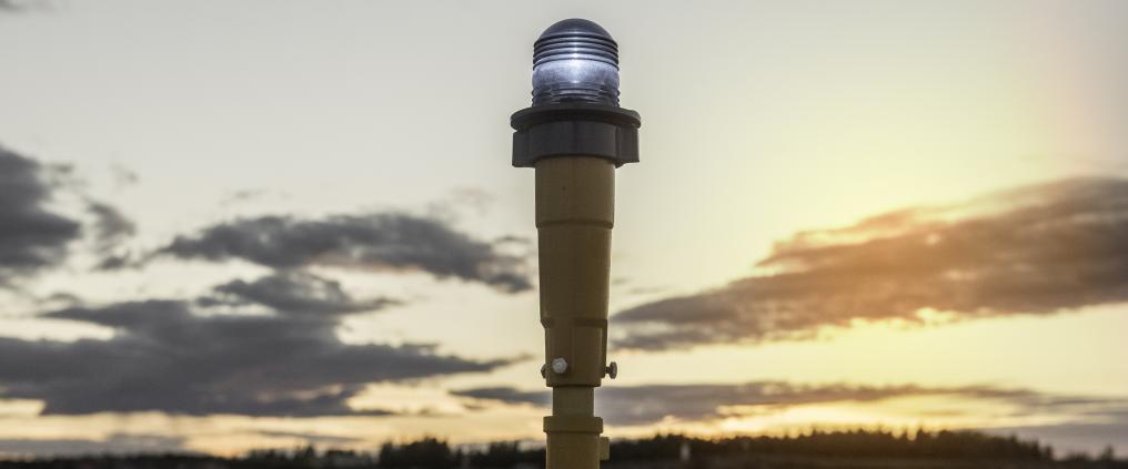 Maassa seisova merkkivalo kiitotiellä