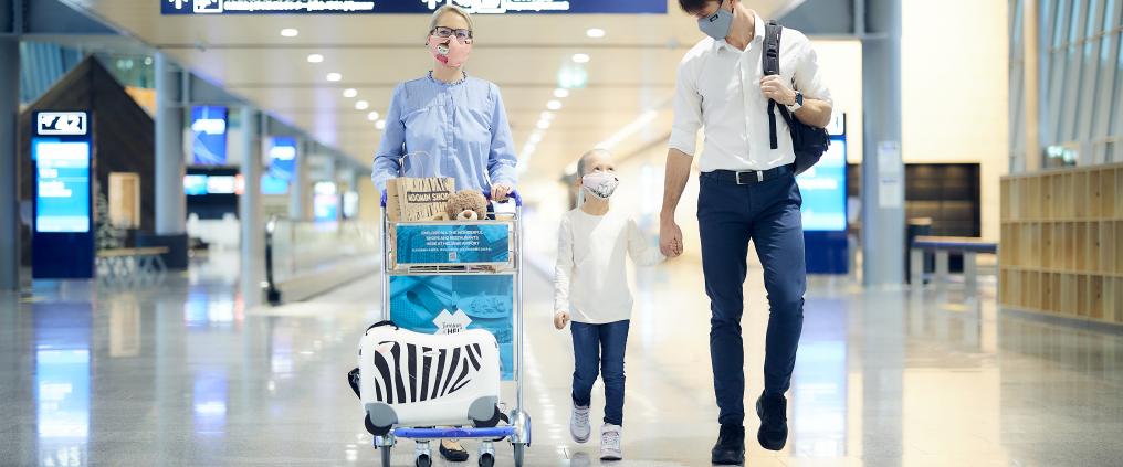 Perhe lähdössä matkalle.