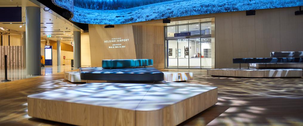 Helsinki-Vantaan lentoaseman Aukio sinisessä värityksessä
