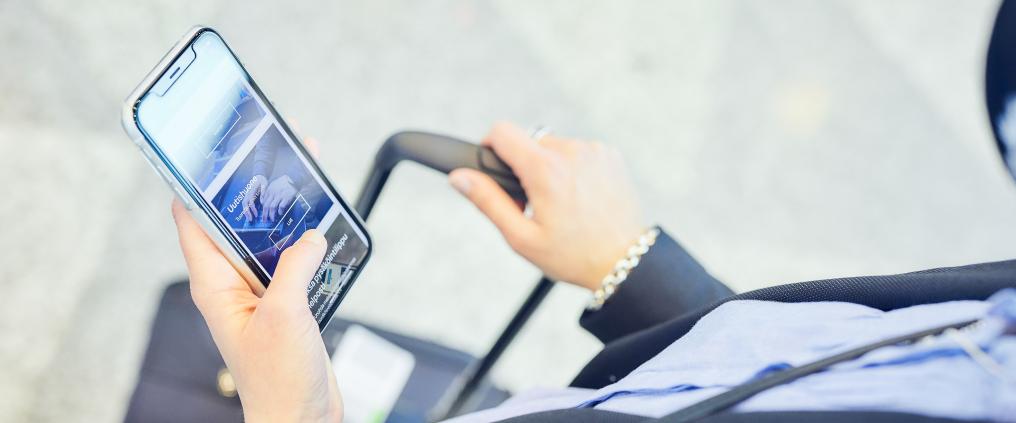 Henkilöllä on puhelin kädessä.