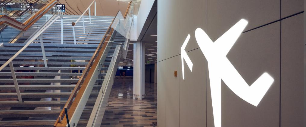 Helsinki-Vantaa terminaali 2:n portaikko