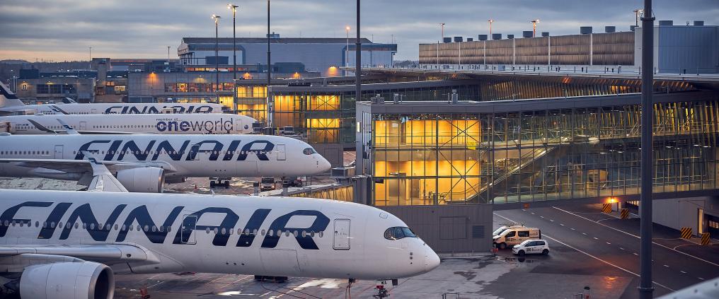 Finnairin koneet länsisiiven luona Helsinki-Vantaan lentoasemalla.