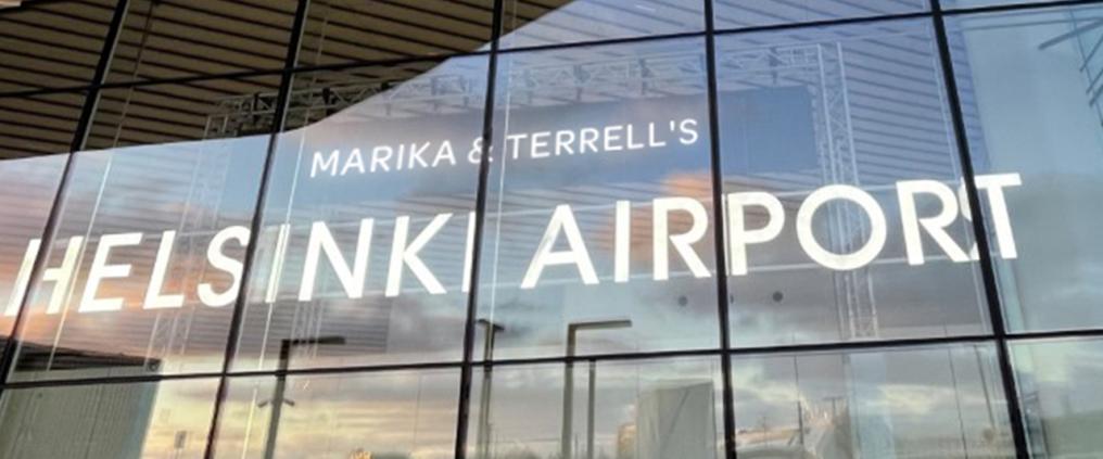 Terrelin ja Marikan nimet Helsinki-Vantaan lentoaseman kyltin yläpuolella.