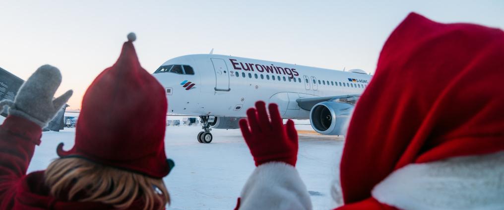Joulupukki vilkuttaa Eurowingsin lentokoneelle