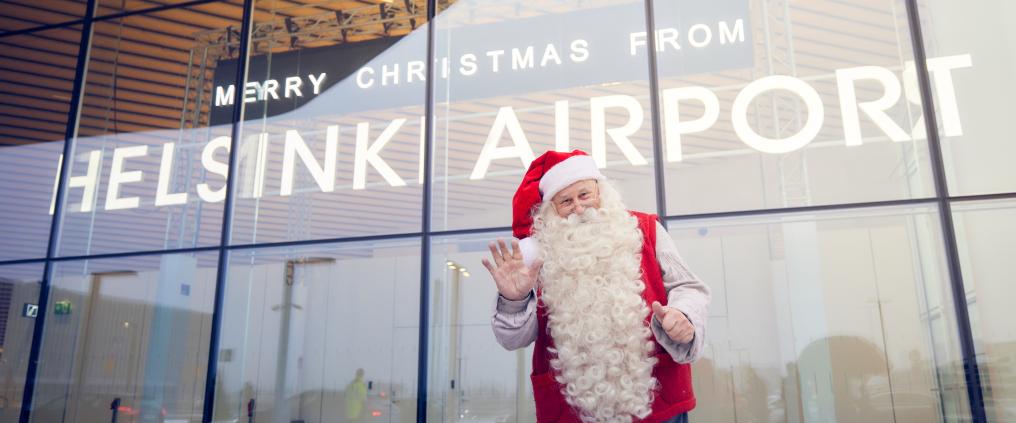 Joulupukki Helsinki-Vantaan terminaali 2:n kyltin edessä