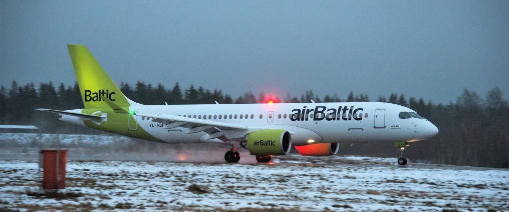 Air Balticin lentokone laskeutuu