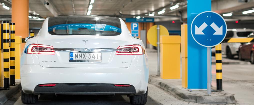 Auto ajamassa pysäköintialueelle Helsinki-Vantaan lentoasemalla