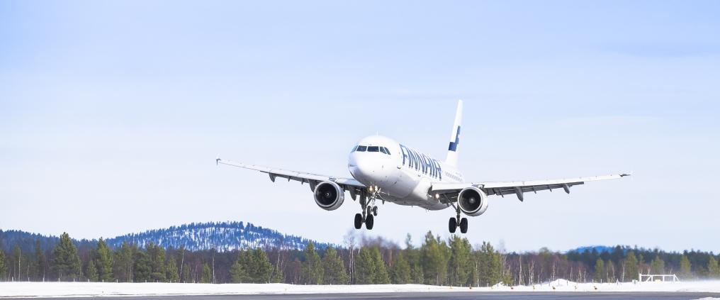 Lentokone laskeutuu Ivalon lentoasemalle. 