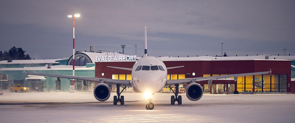 Lentokone edestäpäin kuvattuna Ivalon lentoasemalla.