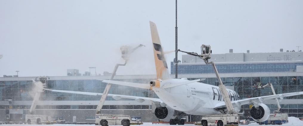 Lentokone jäänpoistossa terminaalin vieressä