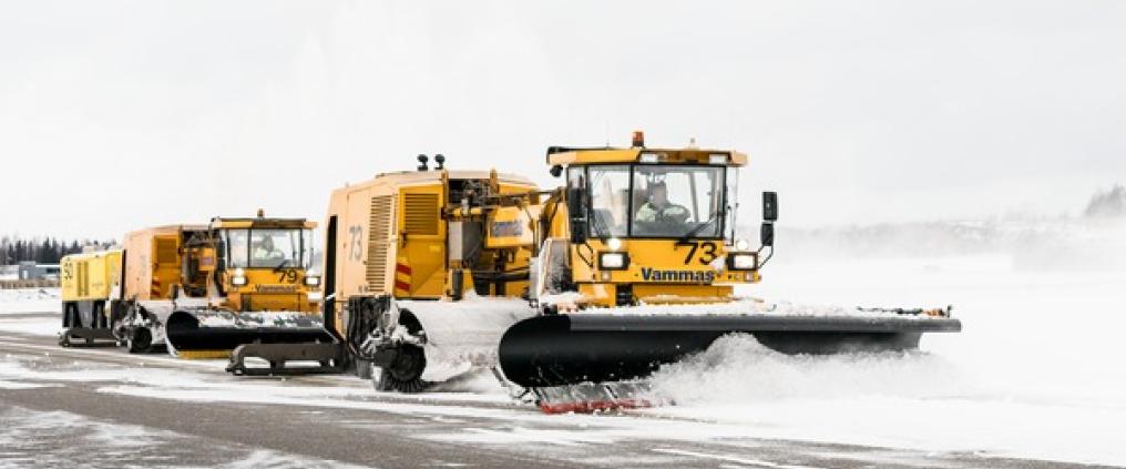 Talvikunnossapitokalustoletka auraa kiitotietä