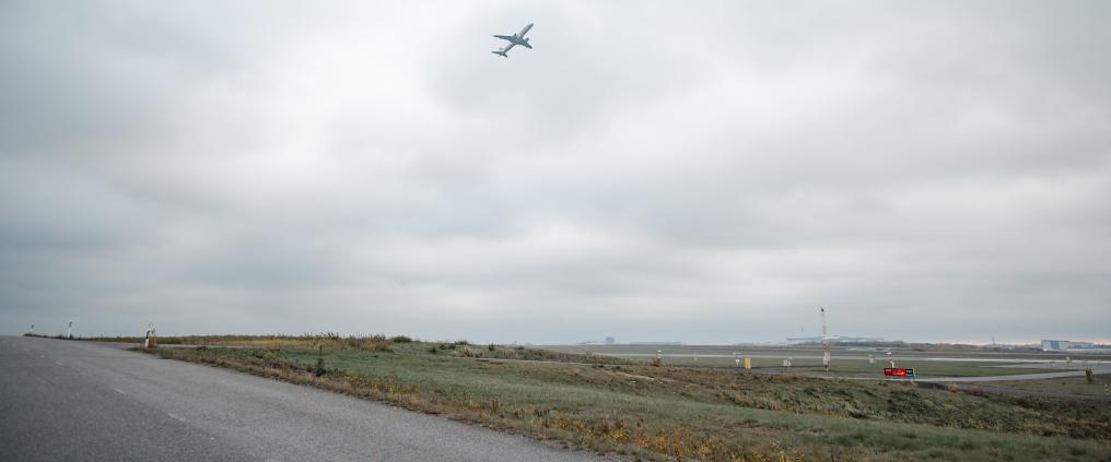 Lentokone lentoaseman yllä