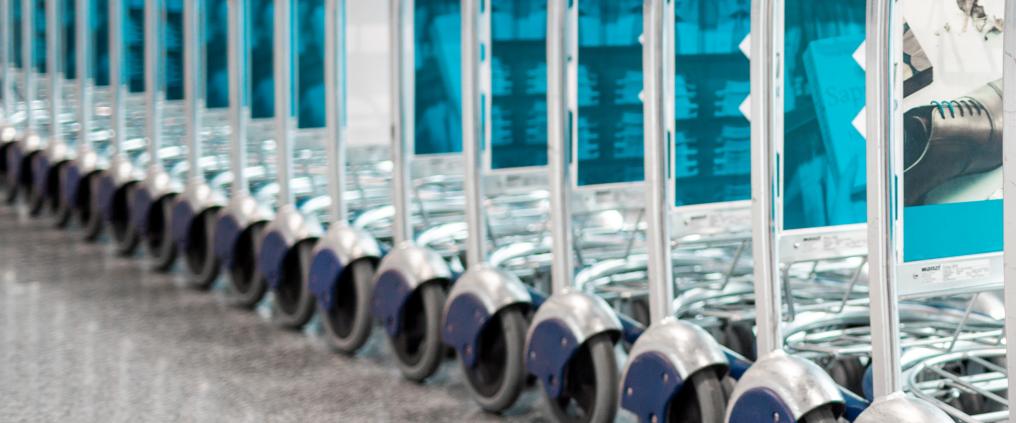 Matkatavarakärryjen rivi läheltä kuvattuna