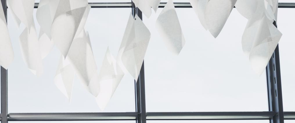 Lasiseinä ja paperitaideteos Helsinki-Vantaan terminaalirakennuksessa