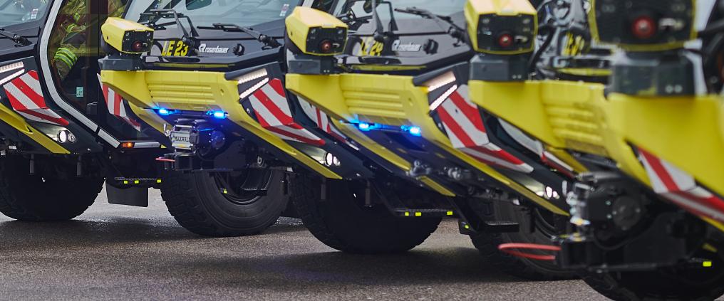 Keltaisia pelastusajoneuvoja lähikuvassa