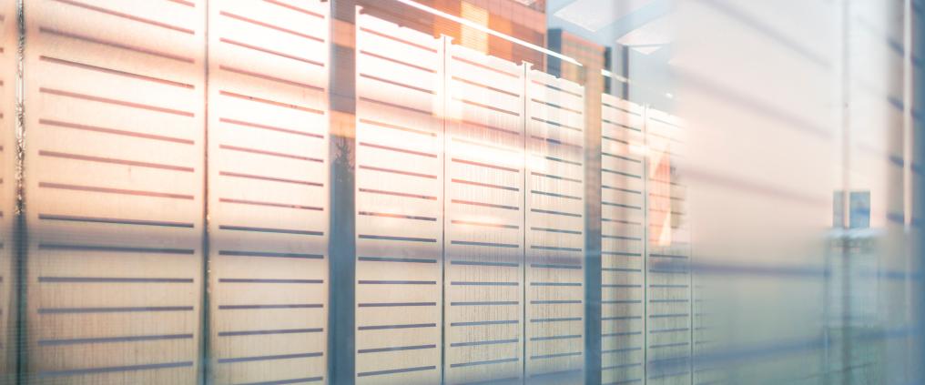 Lasiseinä, josta aurinko heijastuu