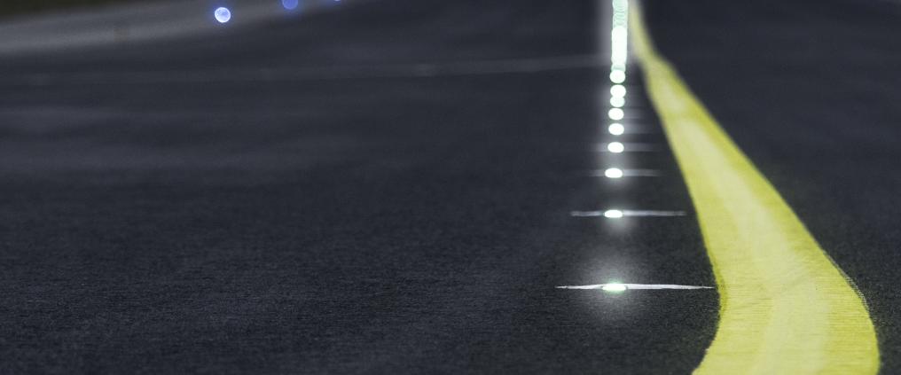 Kiitotien keltainen keskiviiva ja valoja