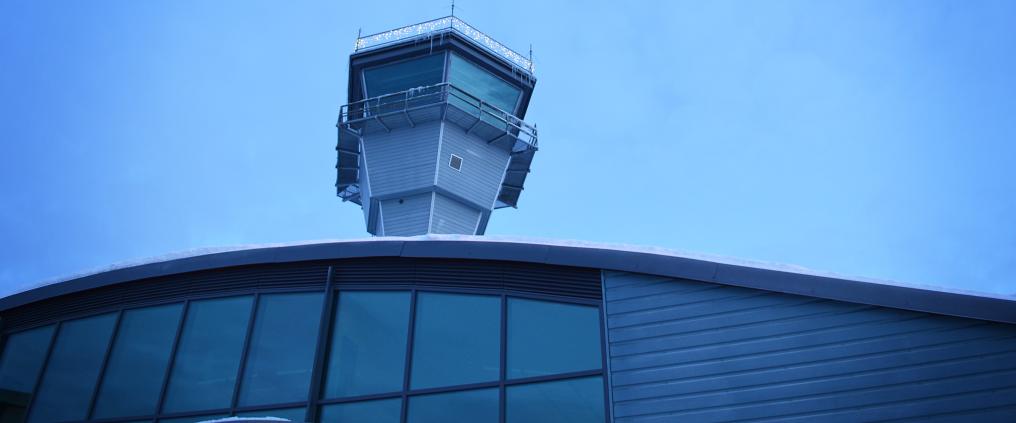 Sinisävyinen kuva lentoaseman lennonvarmistustornista