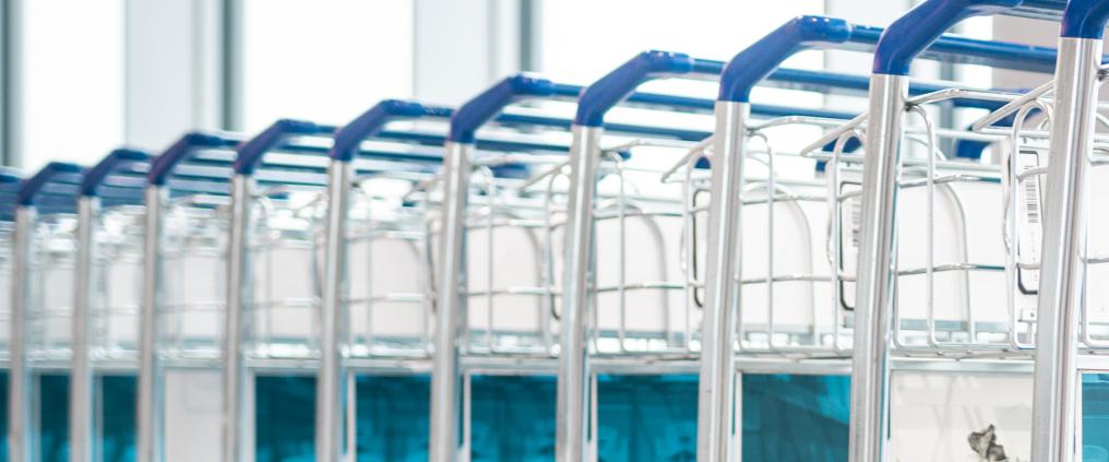 Lähikuva matkatavarakärryjonosta