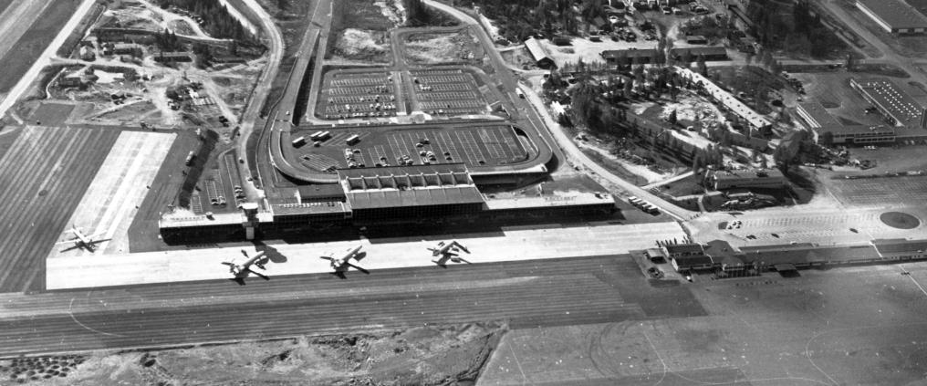 Musta-valkoinen kuva vuonna 1969 valmistuneesta terminaalista ja asematasosta.