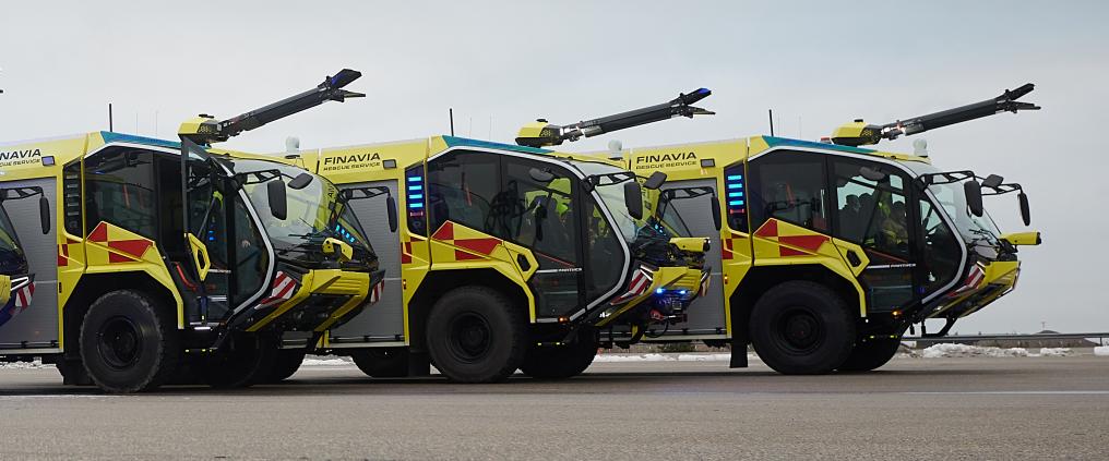 Kolme keltaista Finavian pelastustoimen sammutusautoa.