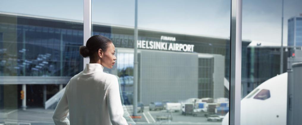 Matkustaja Helsinki-Vantaan lentoasemalla