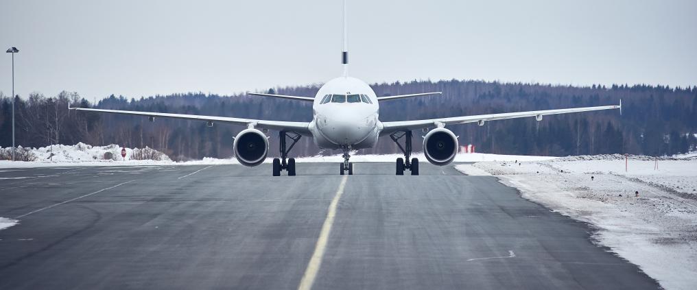 Lentokone harmaa taivas