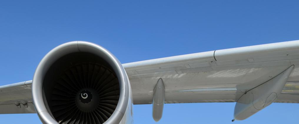 Lähikuva lentokoneen moottorista