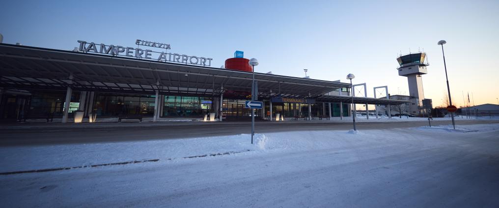 Talvinen kuva Tampere-Pirkkalan lentoaseman terminaalirakennuksesta.