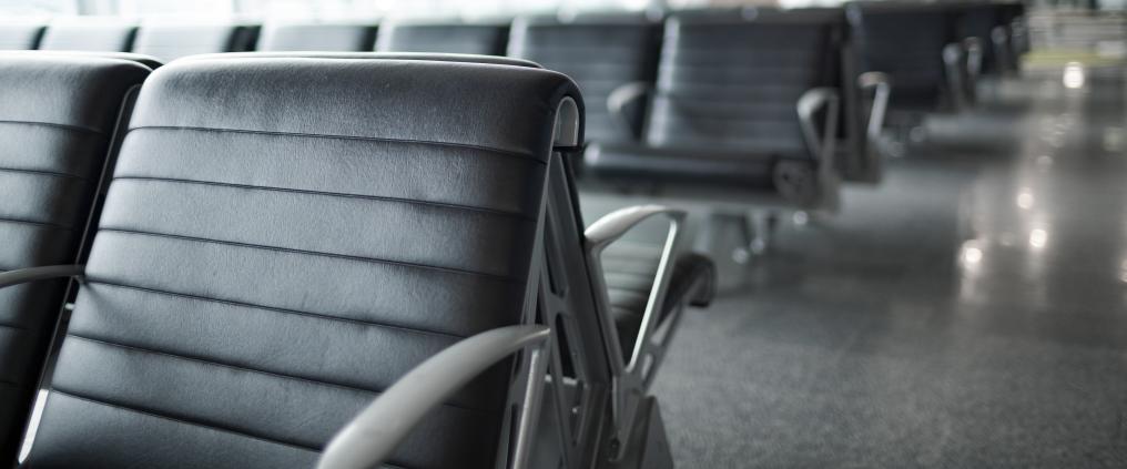 Mustia tuoleja isossa aulatilassa.