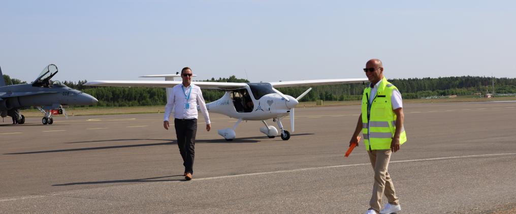 Kuvassa Finavian toimitusjohtaja Kimmo Mäki kävelee pois sähkölentokoneen luota Turun lentoasemalla.
