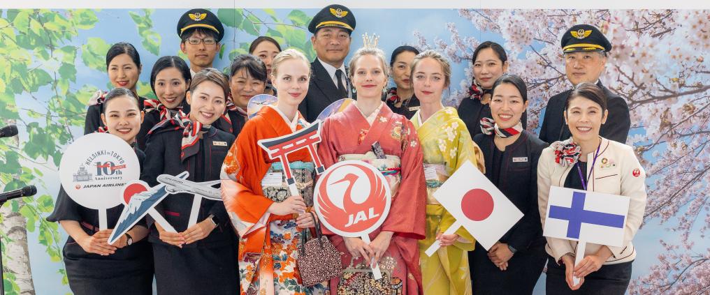 Japan Airlines lentokoneen crew ja Sakura Queenit lavalla