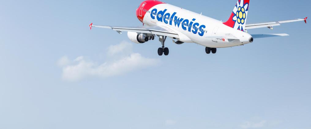 Edelweiss Airin lentokone ilmassa