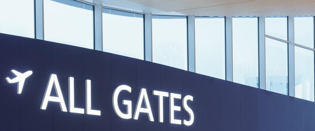 Kuvituskuva lentoaseman all gates -kyltistä ja ikkunoista.