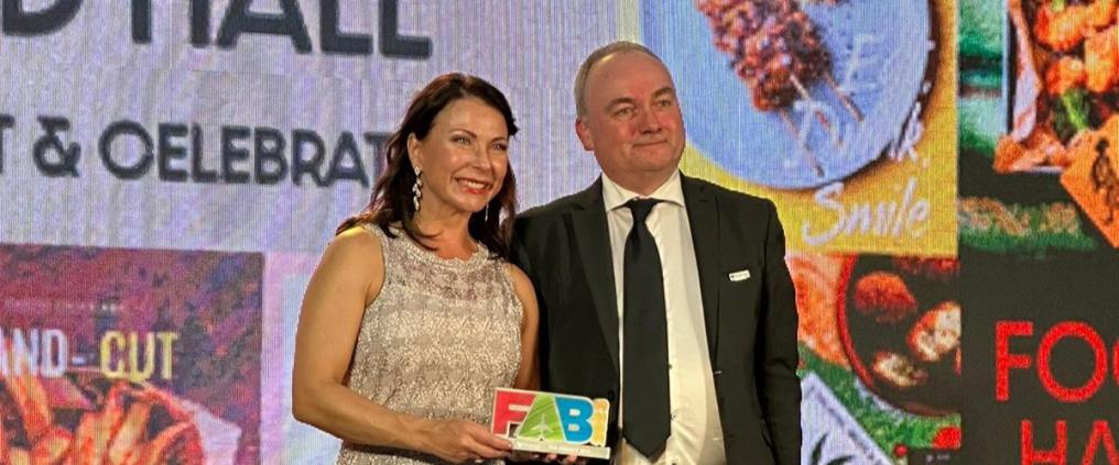 Finavia vastaanottaa FAB Awards 2023 -palkinnon.