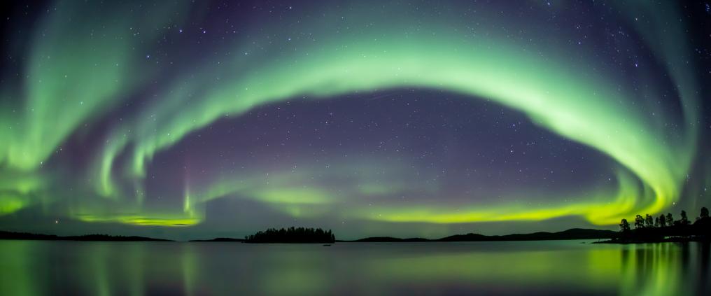 Revontulet Lapin Inarijärven yllä syksyllä