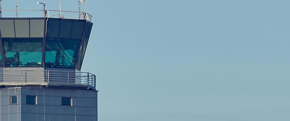 Lähikuva lennonjohtotornista