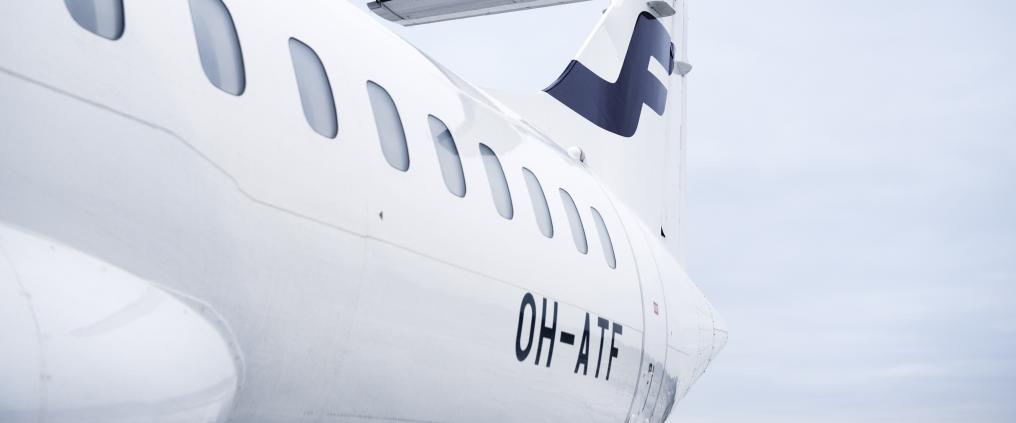 Finnairin ATR 72 -lentokone läheltä kuvattuna