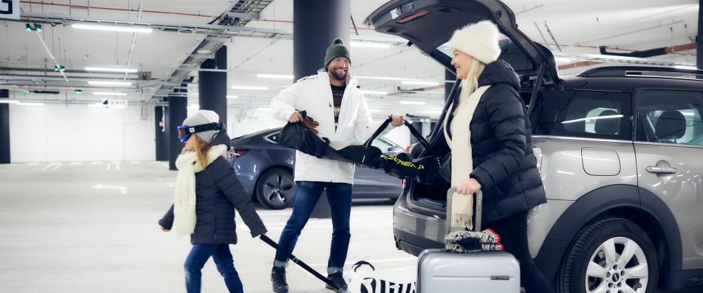 Perhe pysäköi Helsinki-Vantaan pysäköintitaloon