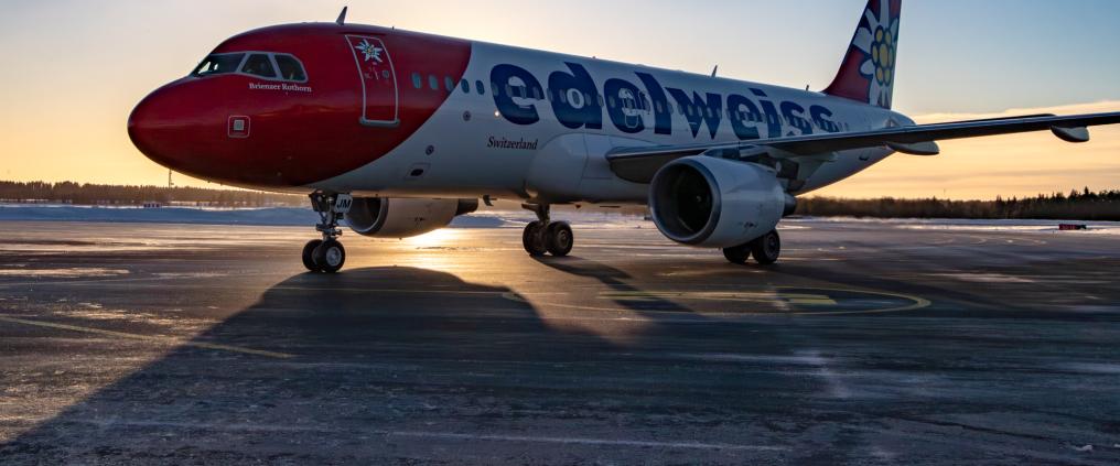 Edelweiss Airin lentokone Kuusamon lentoasemalla