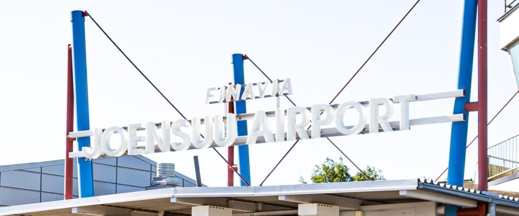 Joensuun lentoaseman nimikyltti.