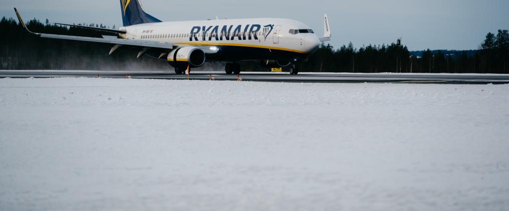 Ryanairin lento laskeutumassa Rovaniemen lentoaesemalle