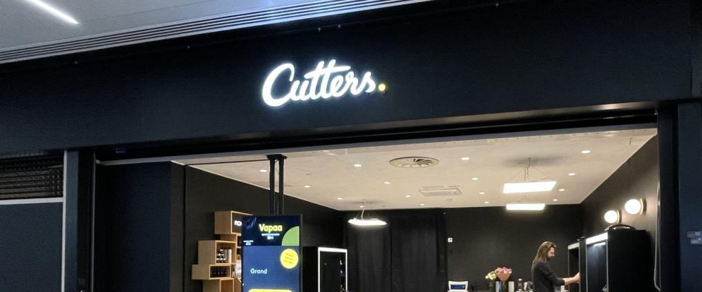Parturi-kampaamo Cutters tuloaulassa