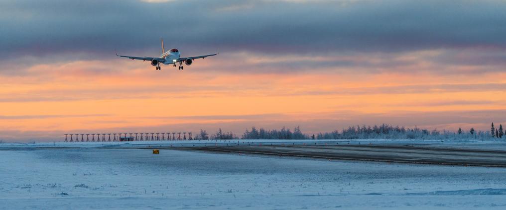 Easyjetin lentokone laskeutumassa Rovaniemen lentoasemalle 