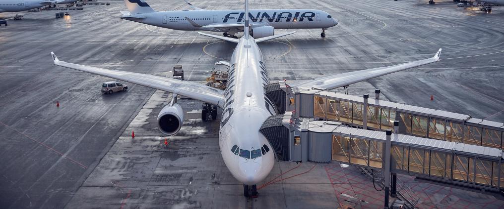 Finnairin lentokone Helsinki-Vantaan asematasolla