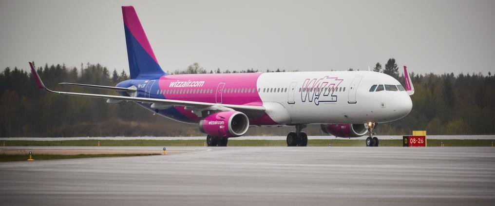 Wizz Airin lentokone kuvattuna Turun lentoasemalla