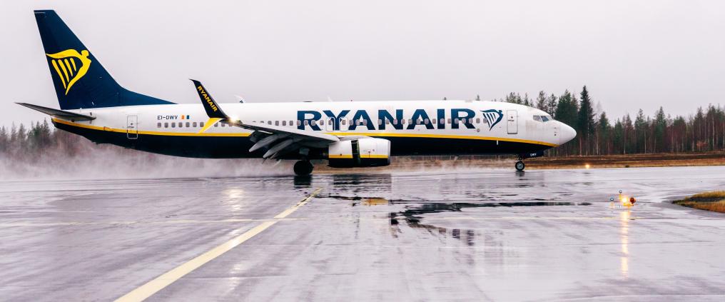 Ryanairin ensilento Shannonista Rovaniemen lentoasemalla