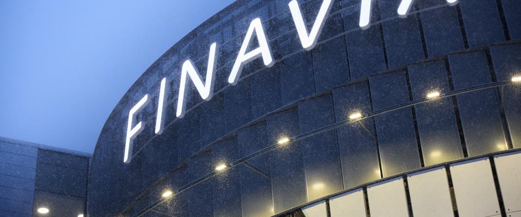 Finavia-kyltti lentoaseman rakennuksen seinässä